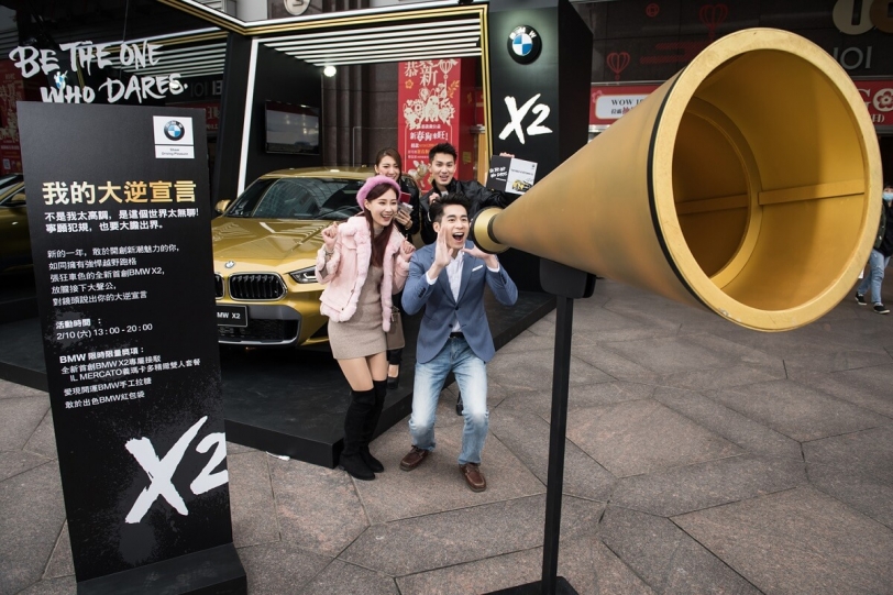 寧願犯規，也要大膽出界！全新首創BMW X2金色車隊放閃信義區