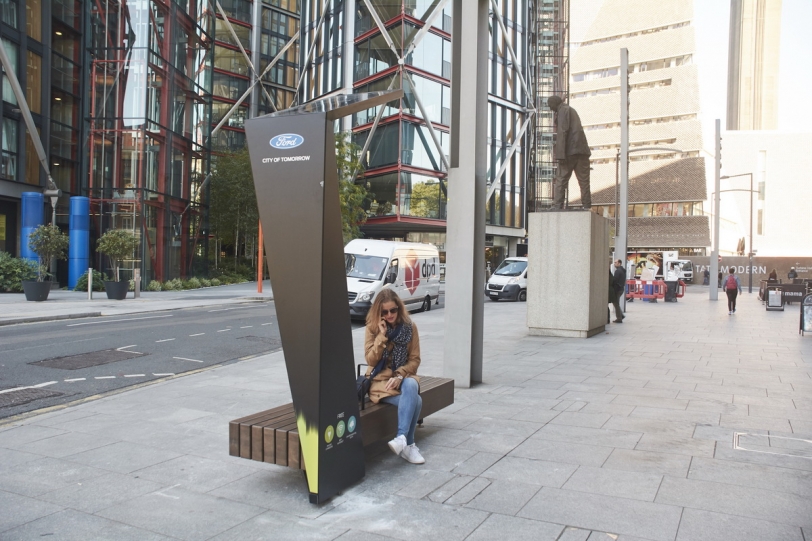 充電、上網一次搞定，Ford智慧長椅倫敦街頭現身