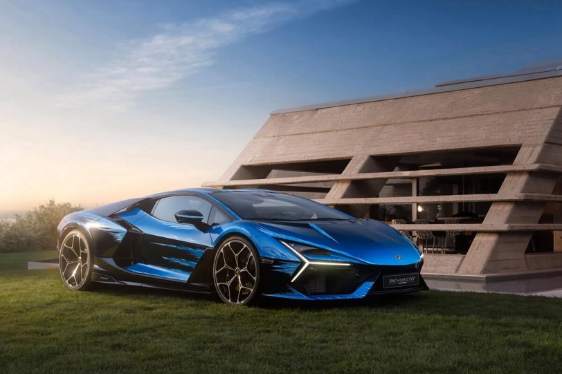 以撒丁島海景雕塑的Lamborghini Revuelto Opera Unica，採用475小時的手繪工藝
