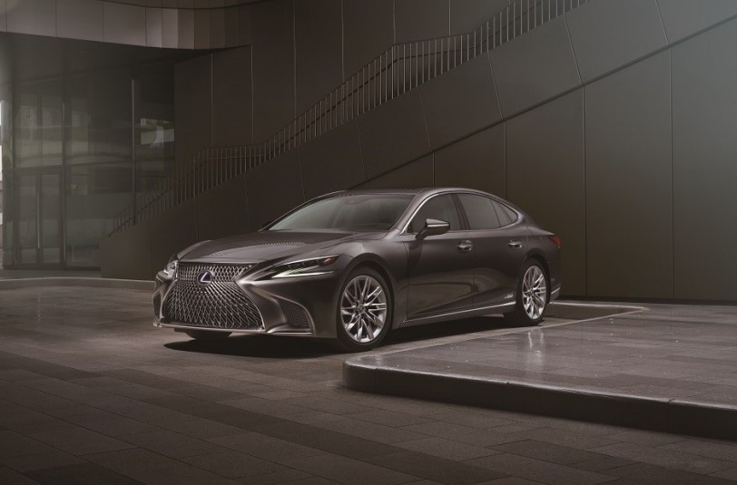 第54屆金鐘獎唯一指定LEXUS專屬座駕，RX 頂級休旅與 LS 層峰旗艦擔當！