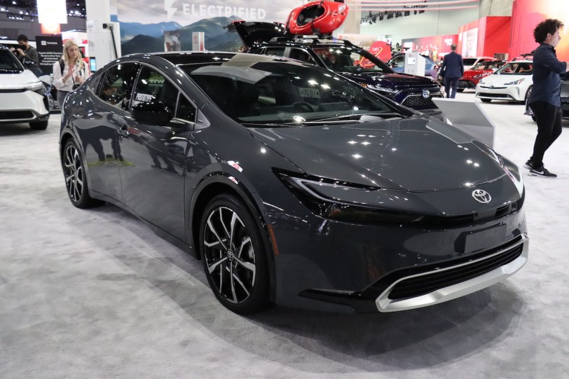 2022 洛杉磯車展現場直擊：超流線車體構成、全新油電系統加持，第五代 Toyota Prius/Prius Prime 實拍！