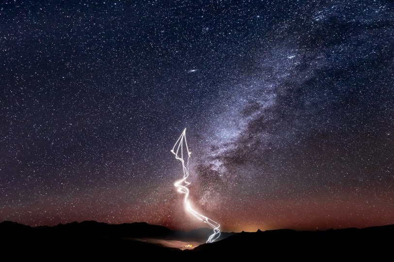 無法解釋的超自然現象-瑪爾法光團現身德州天空？！由Red Bull Air Force精彩詮釋！