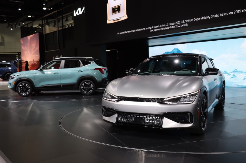 2022 洛杉磯車展現場直擊:KIA EV6 GT、SELTOS 小改款與 NIRO 三款動力首發