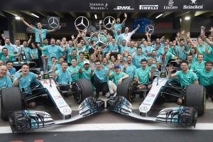 Lewis Hamilton年度十冠落袋,助銀箭車隊提前封王勇奪五連霸!