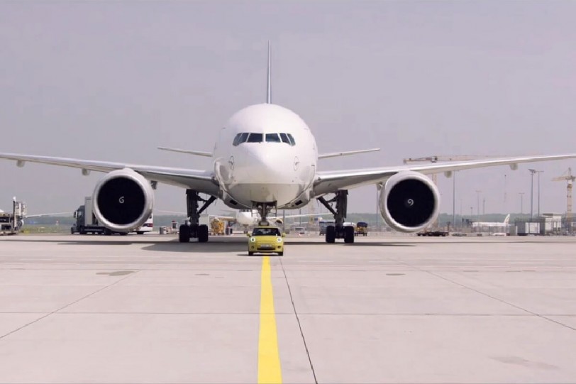 前進！大力金剛咪！MINI Cooper SE輕鬆拖動波音777F貨機(內有影片)