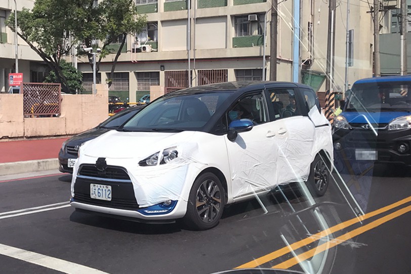 包得密不通風的 Toyota Sienta？國瑞汽車「KEV」純電測試車捕獲！