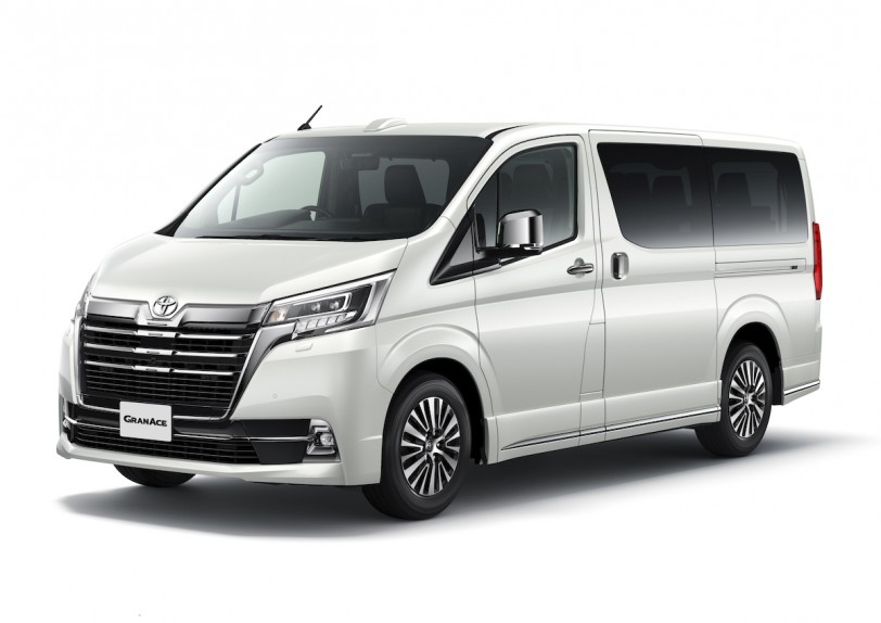 Toyota Granace 新年式亮相、新增副駕駛座頭枕自動下降、側面「老闆鍵」控制！