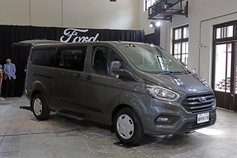 預售價 129.9 萬，2022年式 Ford Tourneo Custom 旅行家九人座 Kombi 福祉車型現場實拍