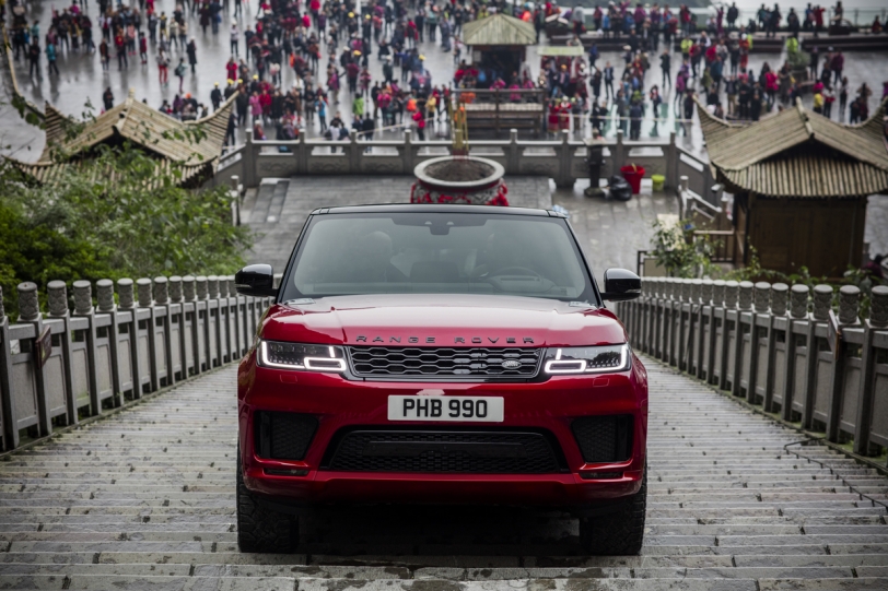 Land Rover專Main越野，Range Rover Sport P400e衝上45度999階中國天門山