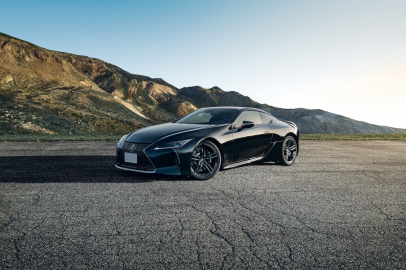 與大師級飛行員室屋義秀的合作，Lexus LC 500/500h「AVIATION」特別式樣車限定70台亮相！