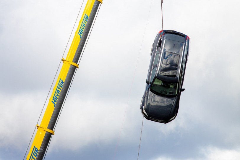 Volvo把新車從30米的高處丟下 讓救難隊訓練拆解車體救人