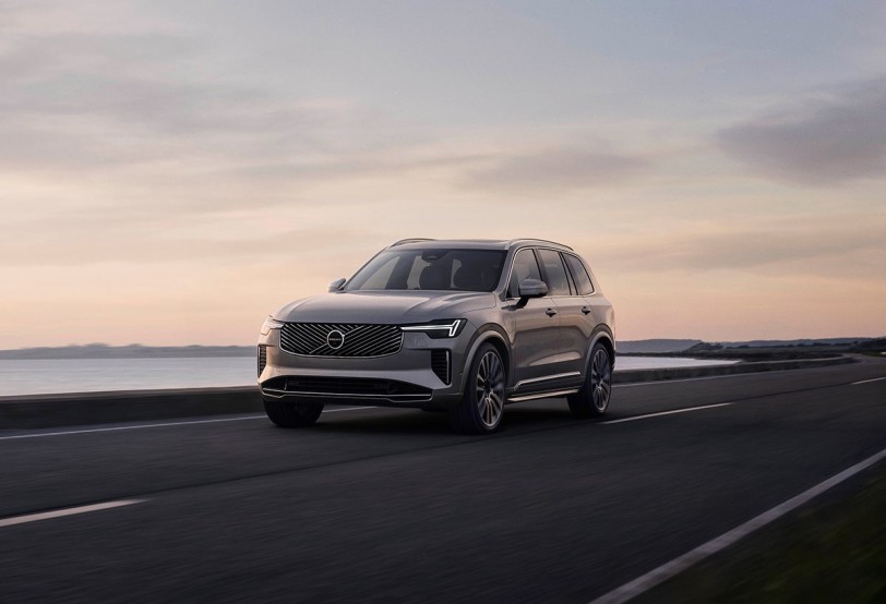 導入 EX90 設計元素、應對中長期計畫轉向油電車型，Volvo XC90 中期改款亮相！