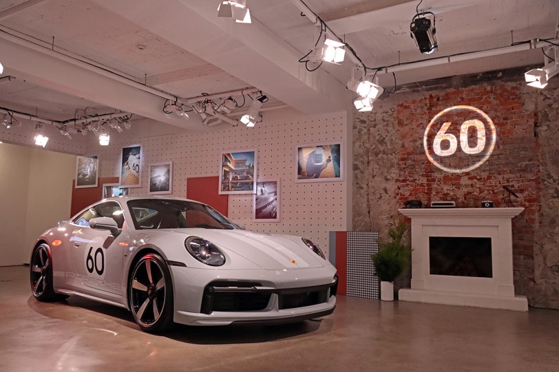 以金屬跑格灰搭配經典鴨尾與千鳥格紋，Porsche 911 Sport Classic 抵台亮相、12 台全部賣光！