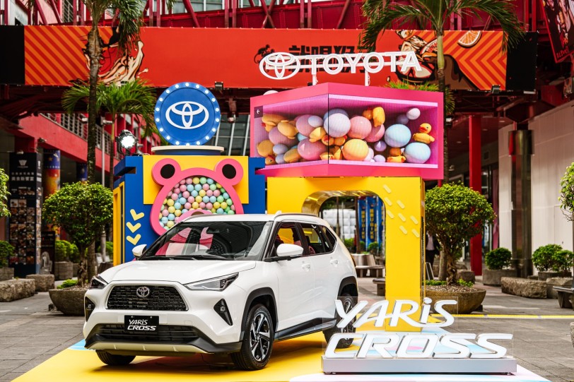 TOYOTA YARiS CROSS 夢幻派對  10/17與巨型扭蛋機驚喜現身台北信義區！