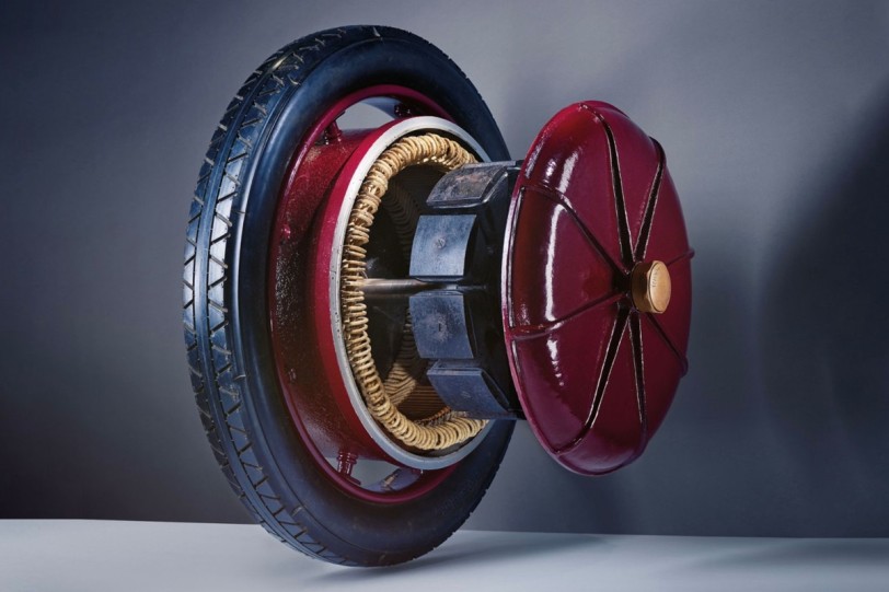 其實輪圈電動馬達早在1900年就有了！全輪驅動以及四輪控制制動系統也在那一年首次出現