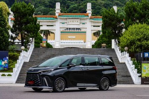 心懷萬象、再創舒適巔峰,2023 Lexus LM350h AWD 四人座