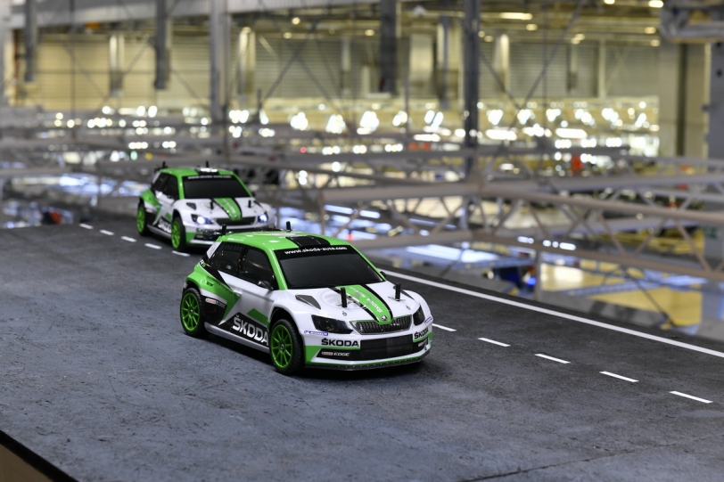 職業車手秀「掌上」功力，Skoda Fabia R5「遙控賽車」工廠巡禮！