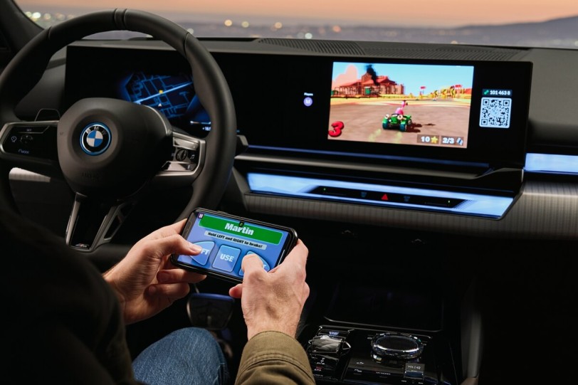 在新世代BMW 5 Series享玩AirConsole平台遊戲，其他車款將陸續搭載或透過更新升級獲得